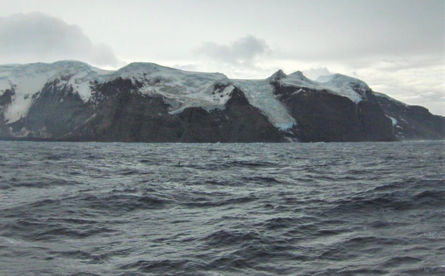 Côte rocheuse et glaciaire de l’île Bouvet vue depuis une mer grise