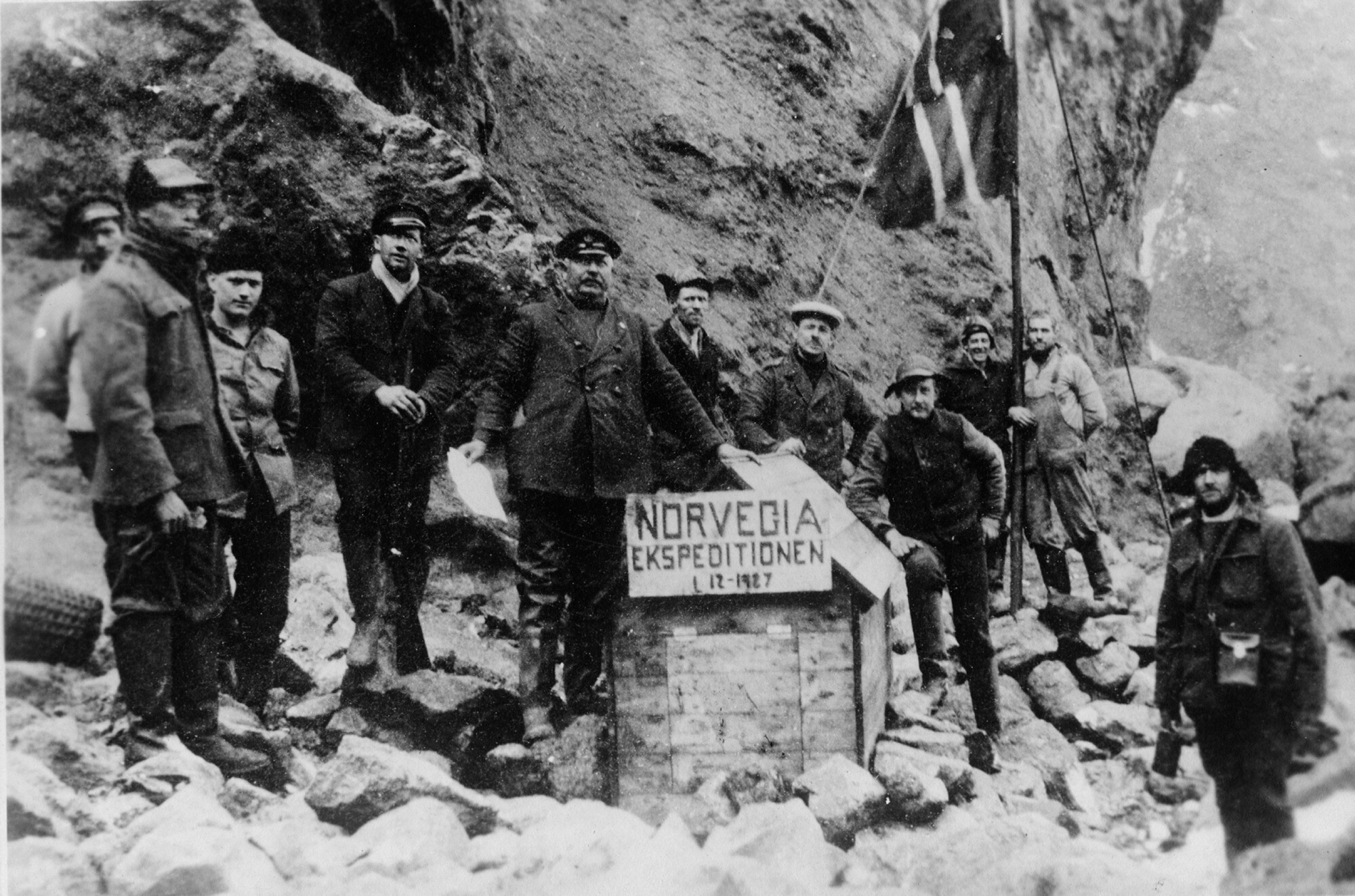 Photographie en noir et blanc des membres de l’expédition Norvegia sur l’île Bouvet en 1927