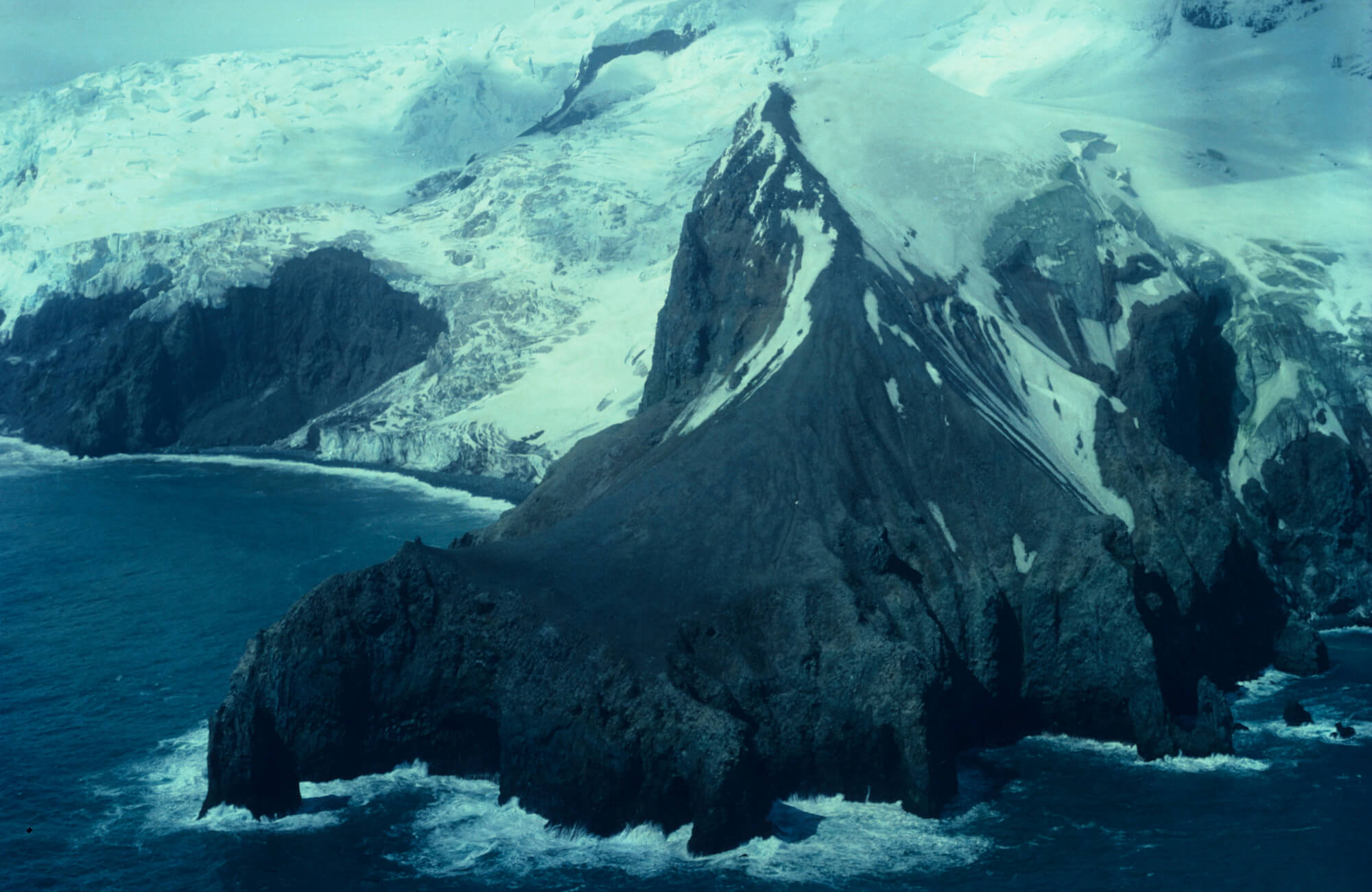 Reliefs volcaniques et glaciers de l’île Bouvet vus depuis les airs
